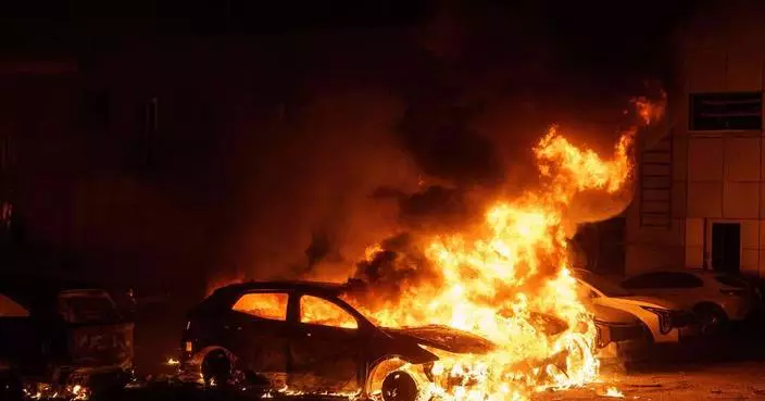 俄軍襲擊基輔住宅區 居民視察損毀情況尋庇護