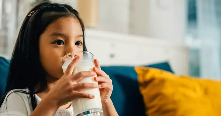 網傳睡前喝奶長不高？醫生拆解迷思：糖分才是生長激素隱形殺手