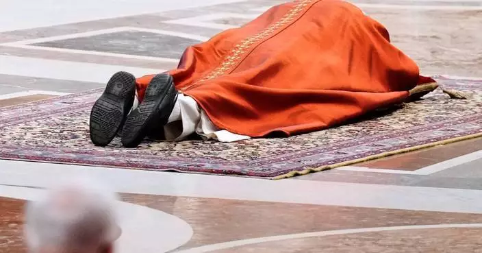 教宗利奧十四世親背十字架走苦路 數十年來首位教宗全程參與