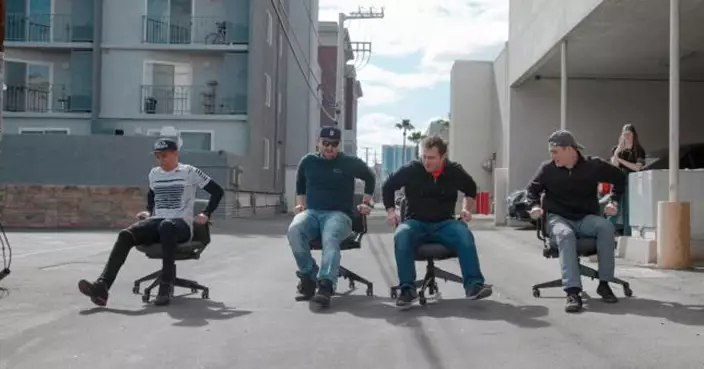 日本辦公椅競速賽規模如F1！選手坐椅蹬地前進　創辦人：舒緩高壓工作文化