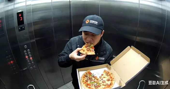 土耳其外賣員偷食披薩配料！離開時更在電梯小便　閉路電視全錄下