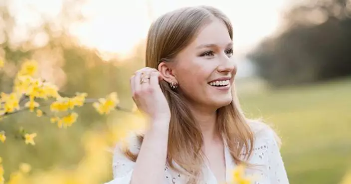 比利時最美公主初長成！艾蕾諾爾公主18歲　父女重現10年前溫馨擁抱