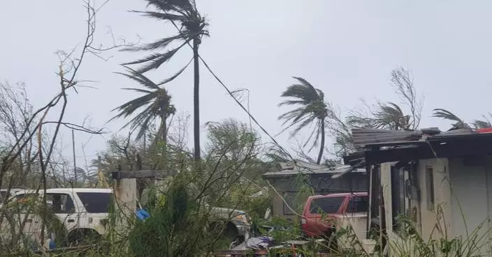 超級颱風辛拉庫吹襲北馬里亞納群島 汽車掀翻屋頂撕裂