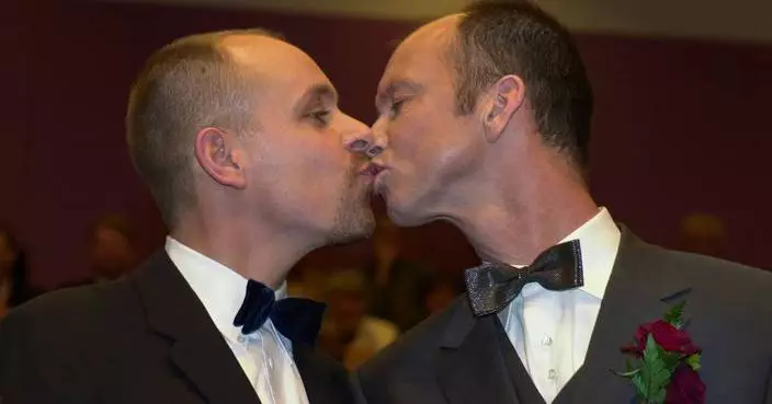 阿姆斯特丹慶祝同性婚姻合法化25周年 三對伴侶市政廳締良緣