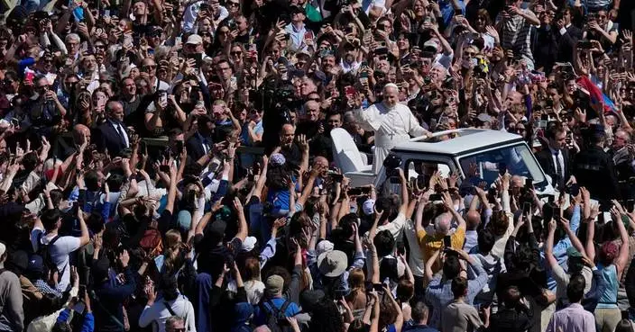 圖集｜良十四世復活節現身聖伯多祿廣場主持彌撒 籲放下武器尋求和平