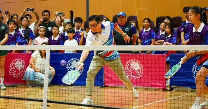 鄧炳強與少年警訊切磋匹克球 讚活動融入國安精神具創意