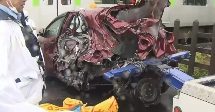 私家車卡路軌遭急行列車猛撞成廢鐵 日7旬女司機果斷棄車逃生僅口腔受傷