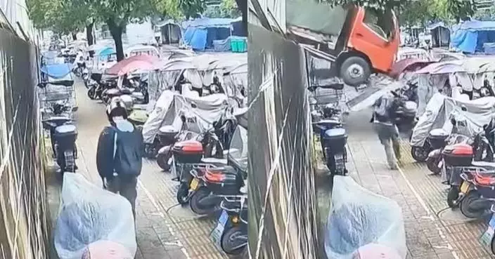 沿輔路步行遇「天降貨車」墮落面前 川男因低頭玩手機慢行竟僥倖逃過一劫