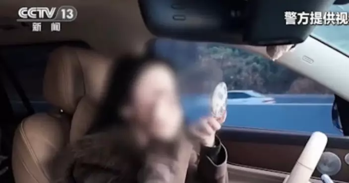 高速上開輔助駕駛 浙江女司機雙手離開軚盤化妝食飯稱：它開得比我好