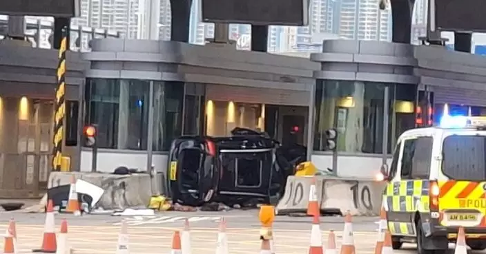 港珠澳大橋返港私家車疑自炒撞更亭翻側　62歲女乘客傷重不治