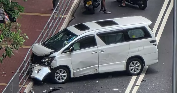 青山公路青山灣段兩私家車相撞 3人被困獲救送院
