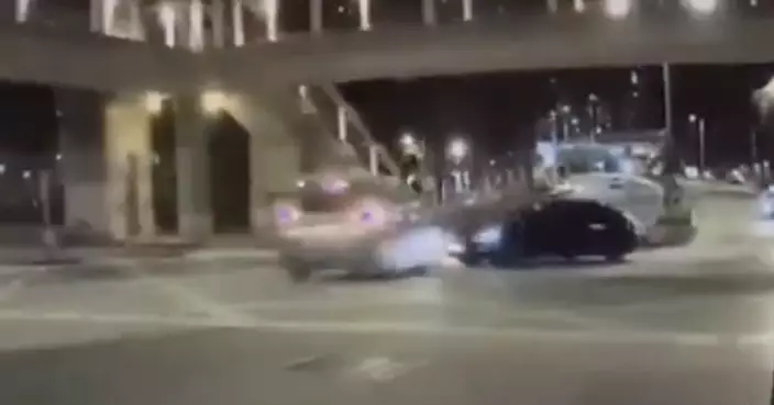 大圍紅梅谷路私家車疑衝燈轉彎　與直行的士相撞釀3傷