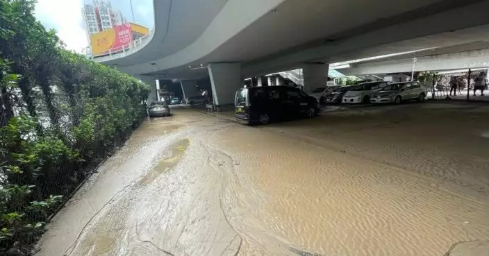 屯門杯渡路橋底爆水管黃泥水湧出　市中心一帶沖廁水暫停