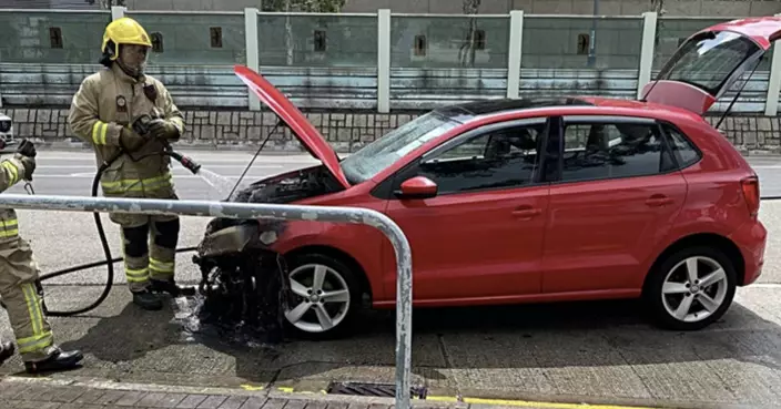 元朗私家車起火　疑引擎過熱司機棄車逃生