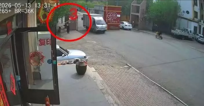 限高鐵桿遭貨車猛撞鬆脫墜落 內地婦路過遭砸頭當場昏迷倒地