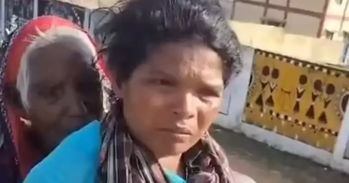 為領微薄退休金 印度婦背高齡奶奶翻山越嶺赴銀行 網民：她背的是全家生計