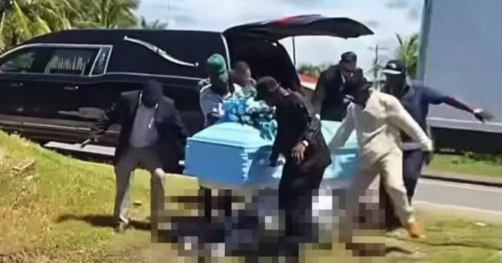 圭亞那葬禮現離奇意外 棺木搬運中底部突散架遺體滑落草地