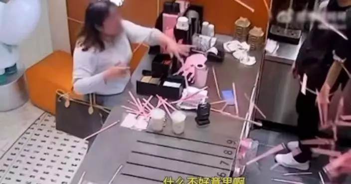 不滿漏畀兩支飲筒 江蘇女顧客失控掟飲筒罵奶茶店員工：惹到我算你倒霉