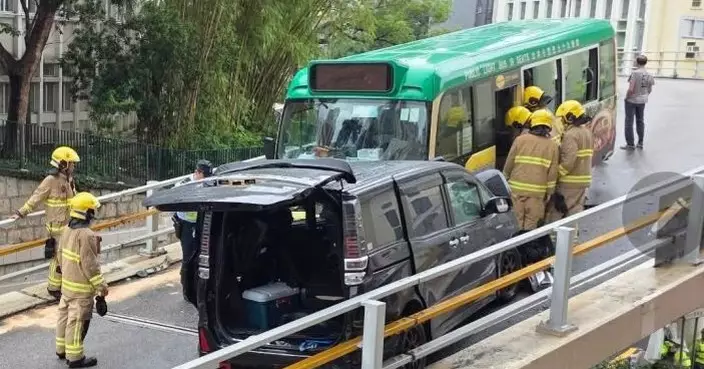 般咸道行車天橋私家車疑逆線而行 與小巴迎頭相撞3人傷