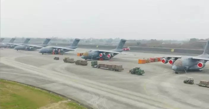 央視鏡頭一掃9架運-20B同框，解放軍戰略運輸機產能爆發，快速逼近美軍C-17A規模