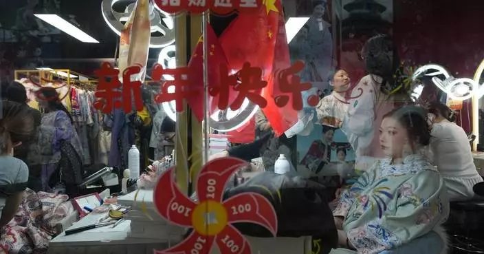 北京故宮興起古裝體驗熱潮 年輕人穿帝王華服打卡