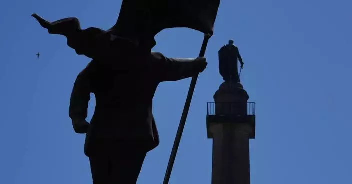 班克斯倫敦市中心新作曝光 蒙眼旗幟雕塑引熱議