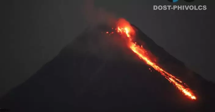 菲律賓馬榮火山爆發與流星「同框」！紫色夜空見紅綠光影　 航天專家：美得驚人