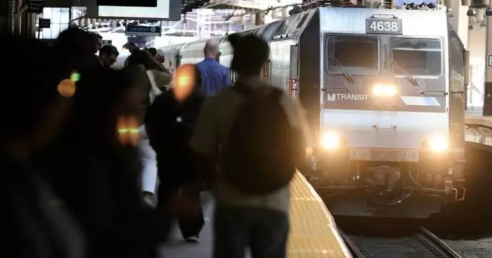 紐約賓夕法尼亞車站附近列車車廂起火 五人受傷交通受阻
