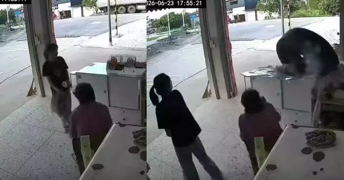 輪胎脫落高速撞入路邊商店 內地貨車司機疑未察覺仍繼續行駛 驚險畫面曝光！