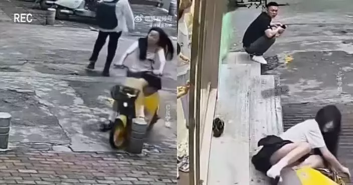 騎電單車失控衝上人行道 內地女猛撞店舖樓梯飛身撞牆 一男目睹未施援惹議