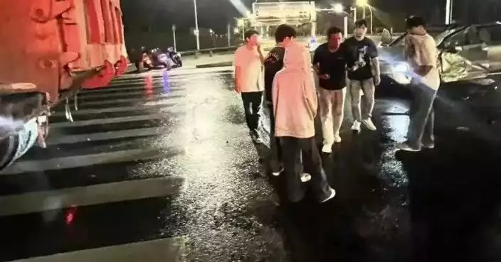 小車被撞至變形冒煙 內地3名學生深夜路經車禍現場踹車門救出被困2人
