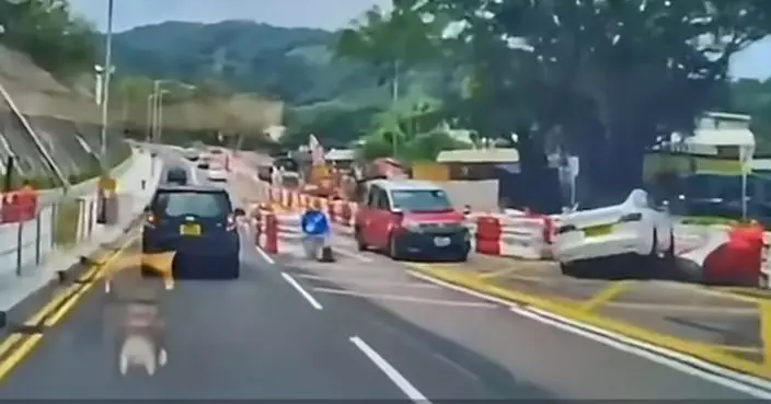 將軍澳TESLA電動車疑失控　撞水馬直墮地盤坑洞
