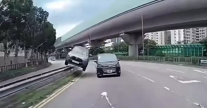 馬鞍山SUV剷壆凌空飛撞七人車 網民：以為拍緊戲