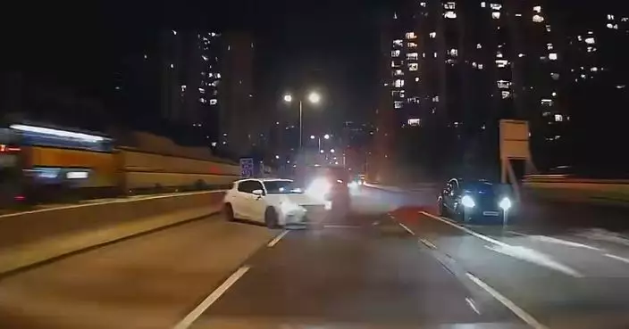 美孚客Van疑失控連撼兩車 網民：好似拍戲咁