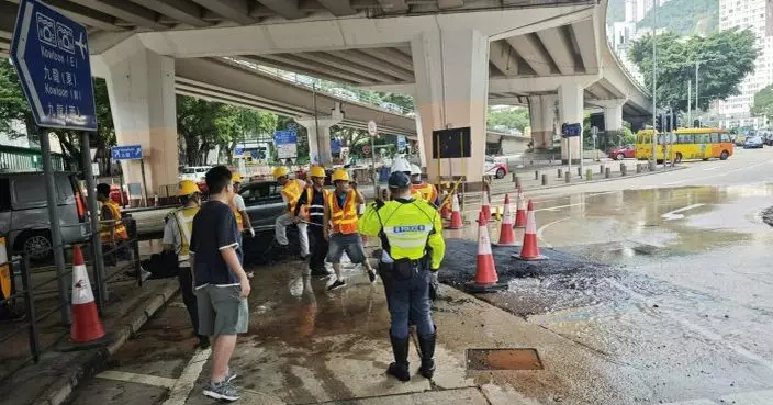 灣仔禮頓道爆食水管泥沙湧路面　局部需封路搶修