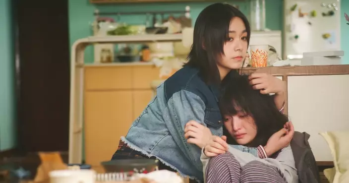 《喜劇開場》陳漢娜演「紅白藍」忠粉力撐劇團 許月湘照顧情緒病家姐散播正能量