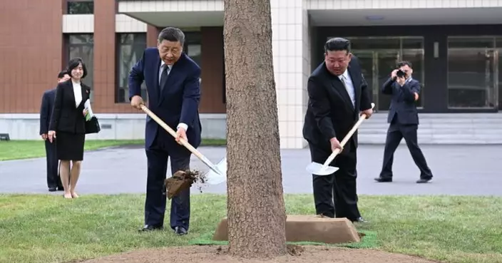 習近平參謁中朝友誼塔 訪朝勞動黨黨校與金正恩共同種樹