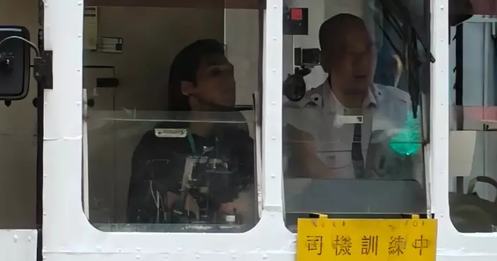 「牌王」愛駕車擁多年交通工具牌照 黃又南受訓成電車司機：拍戲先係正職