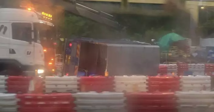 粉嶺公路有貨車翻側 無人受傷