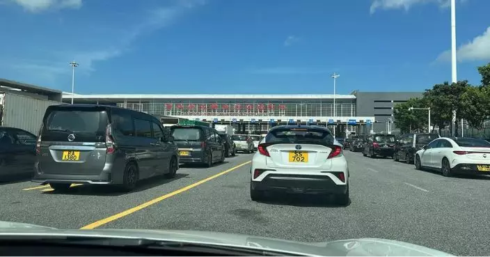 港珠澳大橋往港澳方向現「極度高峰」　車龍逾500米候檢至少40分鐘