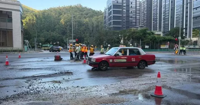將軍澳環保大道鹹水管爆裂 水務署工程團隊搶修
