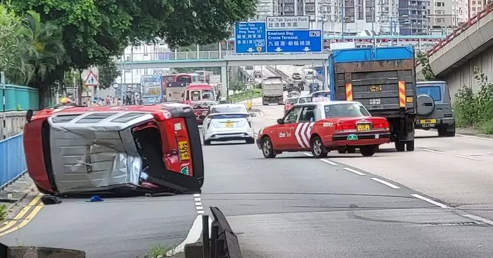 牛頭角坪石邨對開兩車相撞　的士翻側司機及乘客一度被困