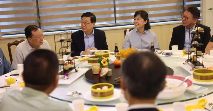 李家超與在閩香港長者茶聚  7月推可攜現金援助優化安排方便長者領取津貼