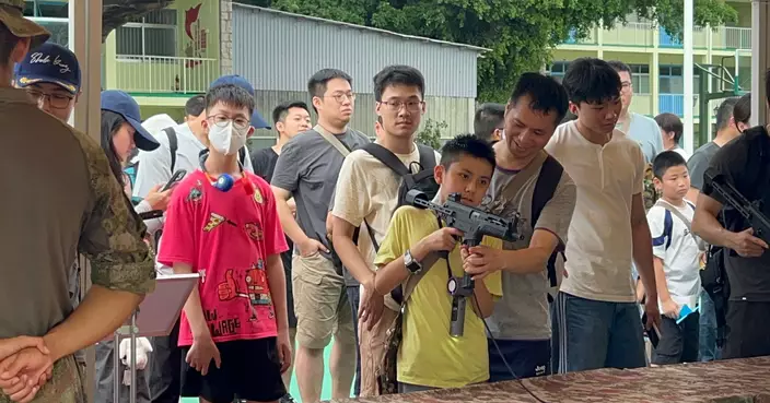 青少年參觀解放軍軍營 家長盼子女敬畏軍人了解中國高科技