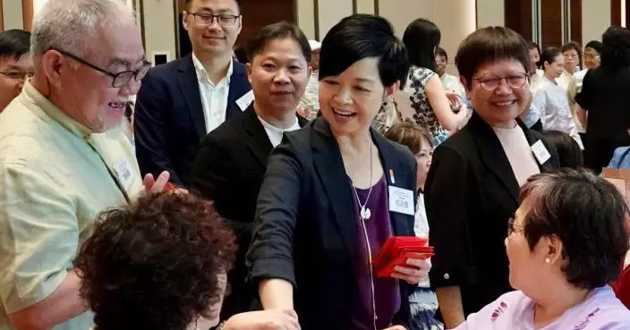 大埔火災｜獲宏志閣八旬業主託女兒前來感謝　何永賢：手牽手肩並肩前行
