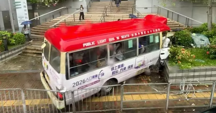 九龍城法院外紅Van剷上行人路　20人受傷3人傷勢嚴重