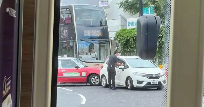 斧山道迴旋處發生三車相撞意外 車龍一度塞返上大老山出口