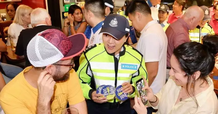 警方蘭桂坊灣仔酒吧區派傳單 籲球迷睇波不忘「酒後不駕駛」