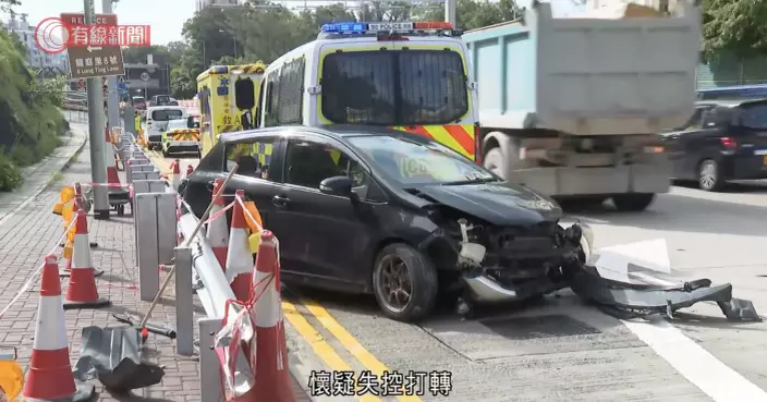 龍翔道私家車失控撼石壆再反彈撞警車　警員及司機俱傷送院