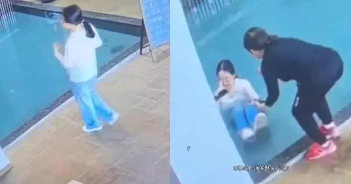 買咖啡低頭睇手機 河南女誤將店內水池當通道一腳踩入水中